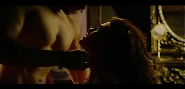  Bollywood beauty Jacqueline Fernandez hot kissing scenes   sexy dance !